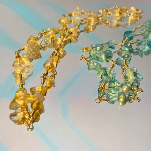 Halsband - Här är två halsband!!! Superfina och handgjorda, med glaspärlor i gult och blått!! Säljs separat, 150kr styck❤️ frakten ingår i priset och spännet är försilvrat❣️🙏 checka min profil för mer;)