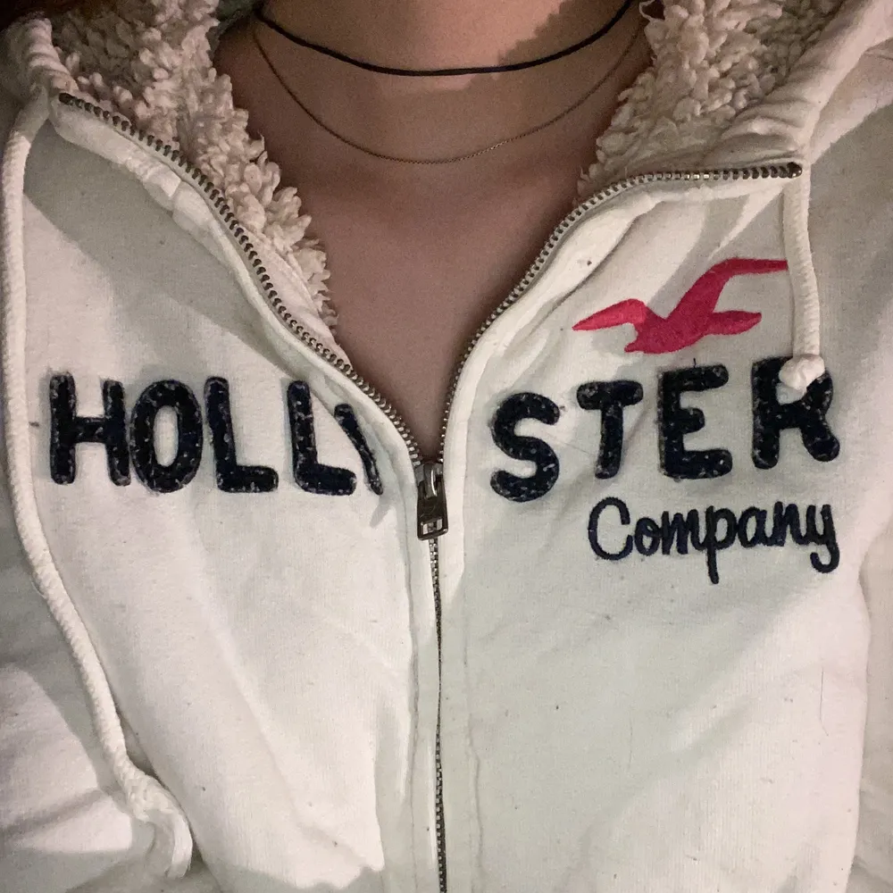 Hollister kofta, storlek (barn) L. Vuxenstorlek gissar jag är XS-S! Perfekt längd i ärmarna för mig som brukar ha 38. . Hoodies.