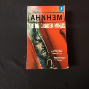 18 grader minus av Ahnhem - Väldigt bra bok av Stefan Ahnhem. Rekommenderar starkt! Köpt för 230kr men säljs för 50kr +frakt. Säljer även andra böcker, deckorationer och kläder!