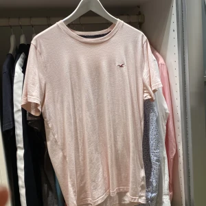 Hollister  - Rensar garderoben. Nopprig därav priset 