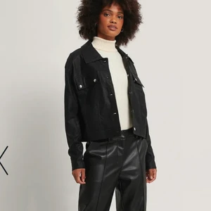 Svart skinnjacka  - Svart skinnjacka i storlek 34 men är mer som 36/38! Fint skick! Nypris, 500 kr!