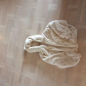 Zara vändbar bombarjacka  - Mysig bombarjacka från Zara. Vändbar! 