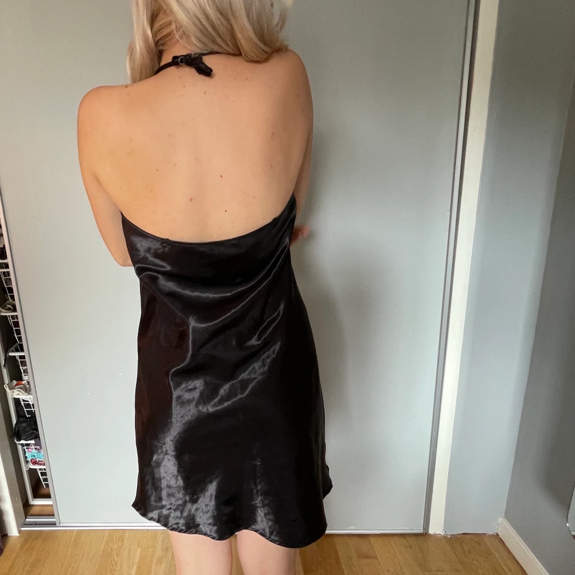 Svart kort klänning me öppen rygg - 91