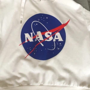 Nasa tröja - Det är en nasa tröja från hm som jag köpte för ungefär ett halvår sedan, jag har använt den några få gånger och den har inga märken, en jätte varm och fin höst/vinter tröja perfekt nu. Jag säljer plagget pågrund av att det börjar bli lite för litet för mig❤️ Tröjan är en large men är till för att vara croppad jag som har xxs tycker att den passar som en small
