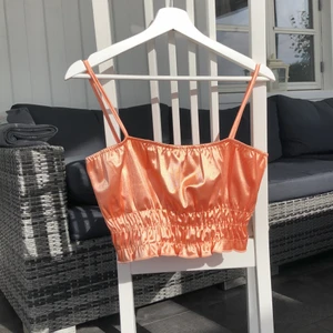 Sidentopp - Orange topp i siden från NLYONE i storlek S. Aldrig använd så prislappen är kvar. 