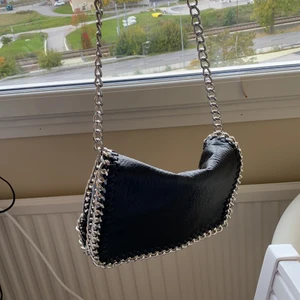 Trendig tiamo väska - Säljer nu en otroligt fin tiamo väska som jag älskar men har väldigt många väskor💕💕 storlek mellan, buda i kommentarerna eller köp direkt för 300+frakt bud:260