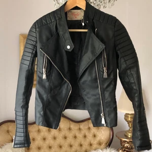 Skinnjacka  - Skinnjacka från Chiquelle, använd men i mycket fint skick. 300 kr. Frakt tillkommer. Storlek S/36