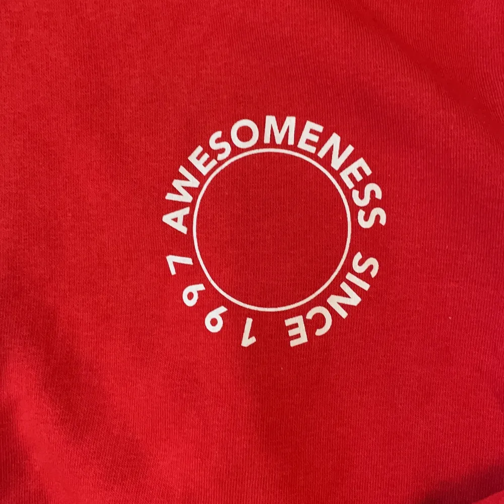 Röd hoodie i nyskick från Gina Tricot! ”Awesomeness since 1997” tryck på bröstet och ”EST. 97” tryck på armen! Storlek S. Hoodies.