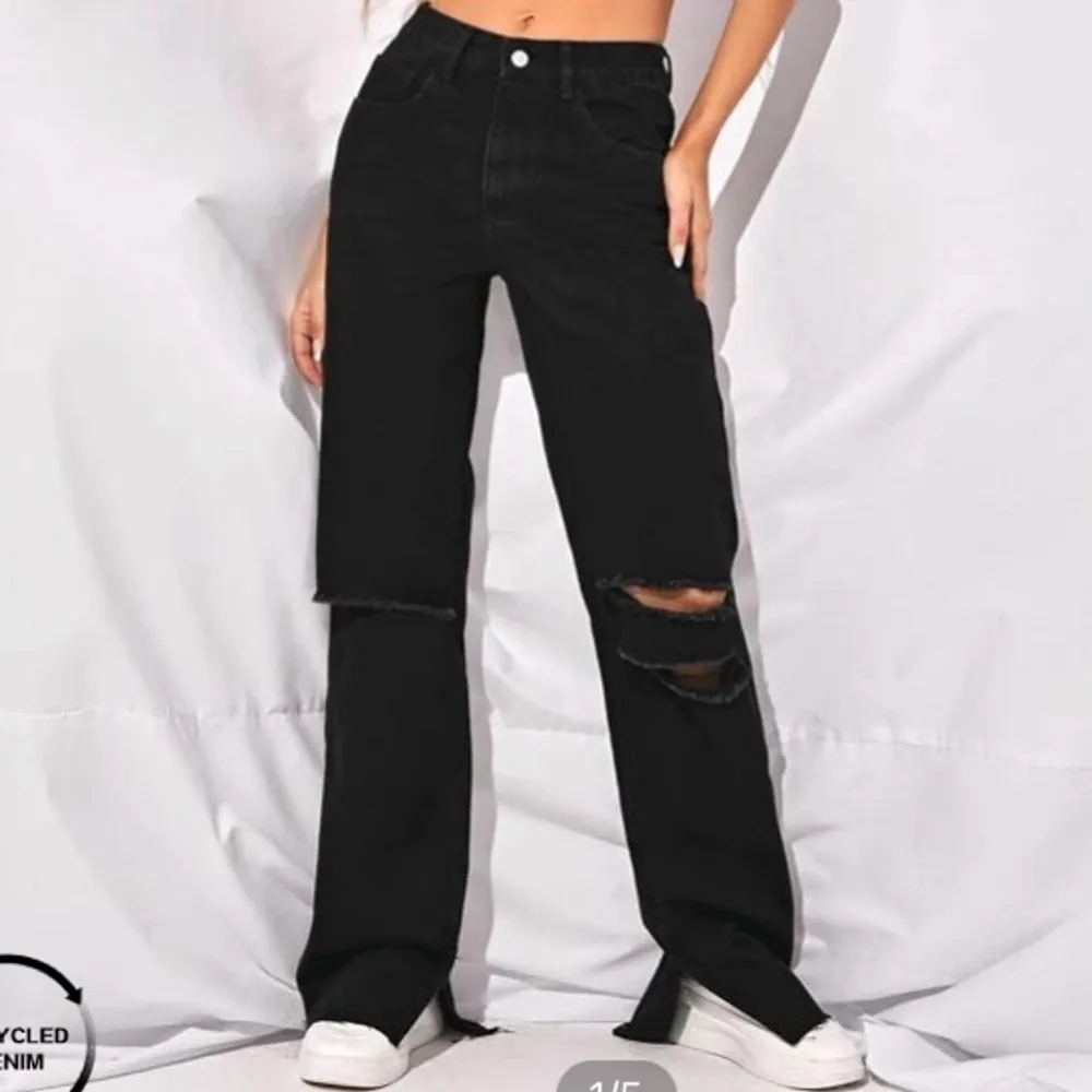 Skit snygga jeans som är baggy och har slits. Inte riktigt min stil längre och har bara legat i garderoben. Nypris är 299 men säljer för 175kr! Hojta till om du är intresserad💗. Jeans & Byxor.