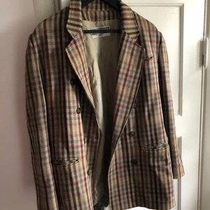 Kavaj med axelvaddar  - Retro kavaj storlek M , knappt använd. Funkar som tunnare jacka 