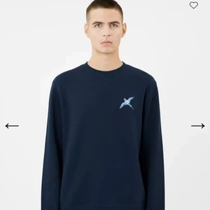 Sweatshirt från Arigato (svart)  - En fin och simpel sweatshirt från Axel Arigato. Som ny och säljes pågrund av att den inte kommit till användning, tyvärr.  Nypris: 1500kr, strl M (herr) men sitter lite oversized på mig som i vanliga fall har S/M🤗   Första bilden är lånad och där är tröjan marinblå✨