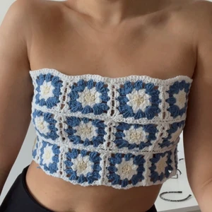 VIRKAD TOPP - virkad topp med små blommor, i färgerna blå vit och gul. Passar bäst s/m. Jag kan du på band om man vill ha det💕