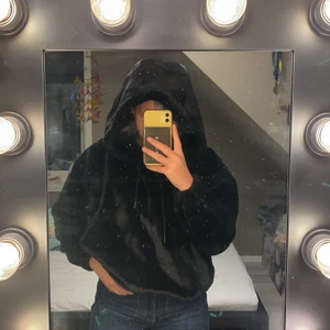 Zara hoodie i fake päls storlek S - Fickor,Aldrig använd, ej päls på insidan