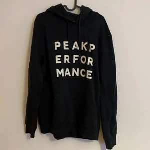Hoddie från peak performance  - Helt oanvänd hoddie från peak performance i svart med stort tryck. Priset är exklusive frakt