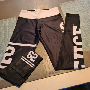 Tränings tights  - Säljer mina sjukt snygga sixdeuce tränings tights i glansigt material.. 