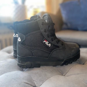 Fila kängor strl 36 - Använda fåtalgånger, dom ser skitiga ut på bild pga materialet. Det är någon mockaimitation på vissa delar av skon. Jätte fint skick. 