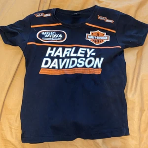 Harley Davidson tisha  - Säljer denna ascoola Harley Davidson tisha ! Storlek XS/S
