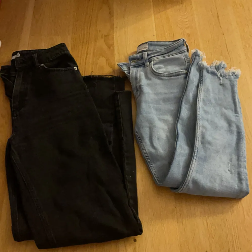Svarta raka jeans från nakd storlek 34, 100kr. Blåa tighta lågmidjade från zara storlek 34, 100 kr. ( jätte stretchiga) . Jeans & Byxor.
