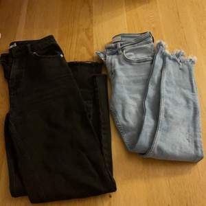 Svarta raka jeans från nakd storlek 34, 100kr. Blåa tighta lågmidjade från zara storlek 34, 100 kr. ( jätte stretchiga) 