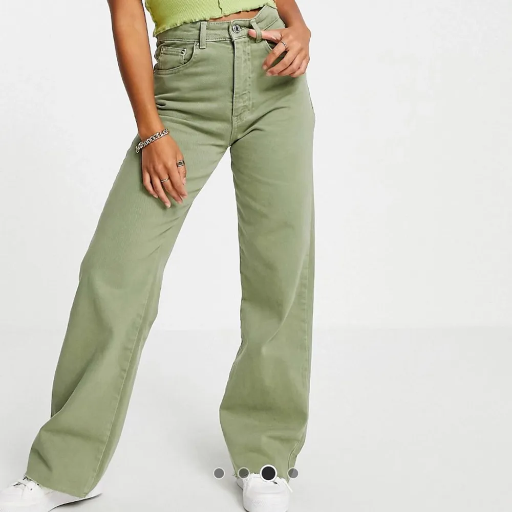 Så fin grön färg och bra modell, beställde dock en storlek för små tyvärr 💚 helt nya med prislapp kvar, endast testade . Jeans & Byxor.