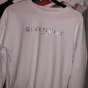 Tröja - Säljer denna Givenchy tröja fått i present det va inte min typ men jätte skön, aldrig tvättad har bara testat den 1 gång. Den är som XS-S i storlek och passar nu till vintern då den är varm🥰 PRIS KAN DISKUTERAS