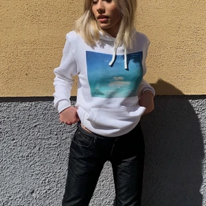 Säljer min  thecoolefant hoodie!! - Hoodie från thecoolelafant som jag inte använder längre, det är jag på bilderna men skriv till mig för privata bilder💕💕