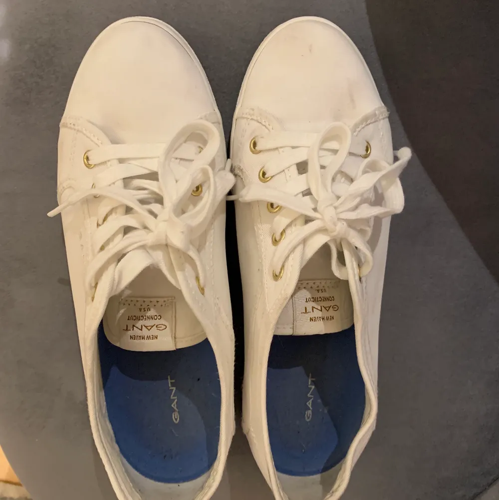 Vita fräscha Gant Sneakers i väldigt bra skick! Storlek 40 och inte använda särskilt mycket. . Skor.