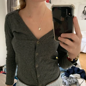 Superfin cashmere kofta från Zadig ❤️ - Jag säljer denhär super snygga cashmere koftan ifrån Zadig! Den är xs/s 💞använd ca 3 ggr