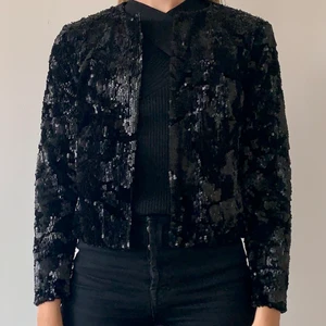 Festjacka i paljett/sammet Topshop 36 - Cropped festjacka i paljett/sammet från topshop. I storlek 36. Mycket fint skick och går att tvätta i maskin! Köpare står för frakt. 