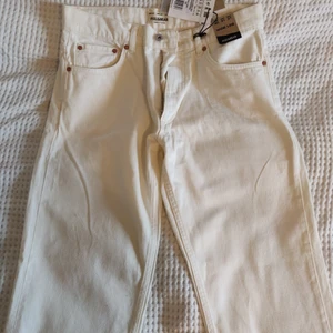 Vita jeans - Endast testade. Säljes då dom var för stora. 