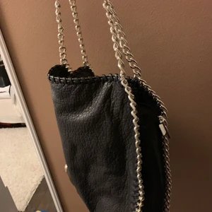 Trendig väska  - Säljer min Stella McCartney liknande väska! Märket är tiamo men köpt från scorett🤍🤍                                   Köp direkt för 300kr