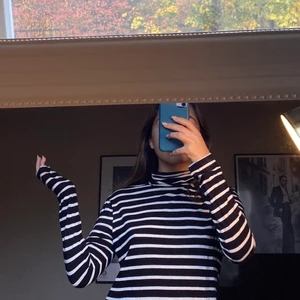 Randig turtleneck🥰 - En randig turtleneck som är jättefin, sitter lite pösigt men samtidigt lite tajtare ❤️‍🔥