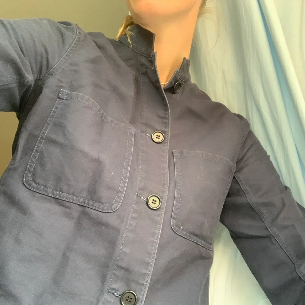 Cool navy worker jacket from arket. Used but in good condition. Can be used as a shirt. Jackor.