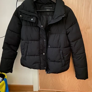 Puffer jacka, VeroModa, xs  - Svart puffer jacka från VeroModa, strl xs men passar s, aldrig använd.