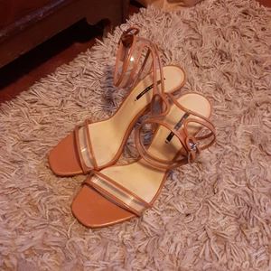 zara basic beiga klackar - 10cm zara basic klackar köpta secondhand för studentbalen så har ingen användning för som längre! hyfsat skick, de e några märken på vänstra klacken men dom märks knappt