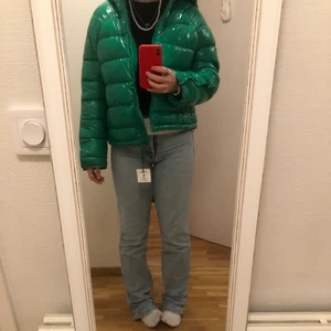 grön jacka - intressekoll på min fina jacka från zara, den är aldrig använd endast testad. fick hem den förra veckan men är osäker på om jag tycker om den, buda i kommentarerna om ni är intresserade, köparen står för frakten💕 (prislappen är även kvar) säljer vid bra bud!