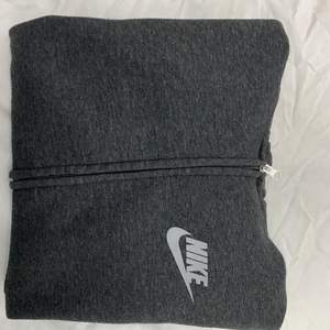 Nike zipp hoodie (saknas snöre i luvan) annars bra skick!