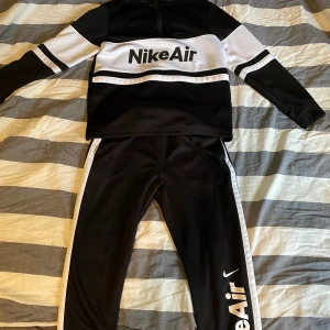Nike dress  - Jag säljer nu min Nike air dress för 800. Nypris är 1700 Den är knappt använd då den är för liten för mig. Storleken är 147-158. Priset går att diskuteras vid snabb och smidig affär. Finns i Nässjö. Kan frakta men då står köparen för frakt.