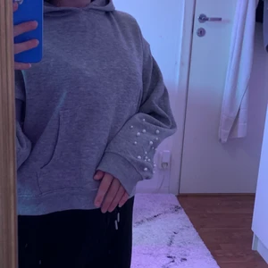 Lindex hoodie strl 152 - Grå hoodie med vita pärlor på båda armarna 