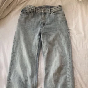 Jeans - Ett par fina raka jeans från Monki, str 27 som motsvarar str 38. Något förstora för mig därför säljer jag dessa jeans.