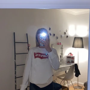 Levis sweatshirt  - Detta är en helt ny fin Levis sweatshirt den är helt oanvänd och mjuk inuti😋 den är super fin och är i stolek xs funkar nog för S också! Köptes för 400
