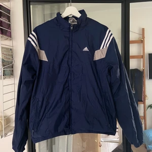 Vintage Adidas Windbreaker - Marinblå/blå vintage adidas windbreaker. Inga fläckar eller hål. Dragkedja fullt fungerande. I storlek M. Skriv vid funderingar 🤗