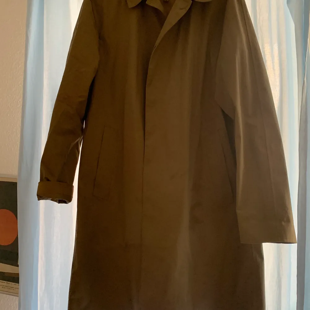 Water resistant coat from Uniqlo. Sand/brown color. Jackor.