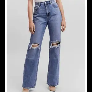 Säljer nu dessa superfina blåa jeans i en rak modell!😍🥰💕 De är högmidjade med slitningar vid knäna vilket jag tycker är extra snyggt! Alla helt nya finns i storlekarna 28/32 🖤 27/32 🖤 29/32 🖤 30/23 🖤 31/32  Köp för 600 bjuder frakt