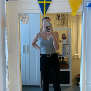 Tanktop, hm, small - Grå tanktop, går till naveln. Storlek small, från h&m. Använt den en del men den är i princip lika fräsch som när jag köpte den.