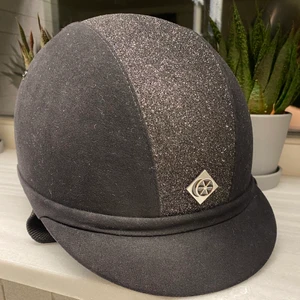 CharlesOwen ridhjälm  - Säljer min fina hjälm som inte kommer till användning inte använt som många gånger och har inte ramlat med hjälmen. Hjälmen har inga skador eller fläckar den är som ny❤️(priset kan diskuteras) Nypris 2200kr