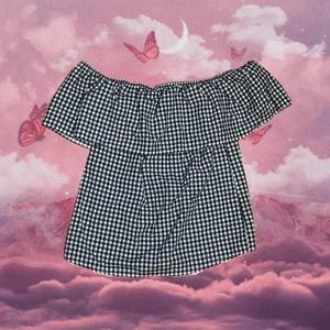 Gingham topp - Säljer denna gingham offshoulder från Nelly. Fin men kommer inte till användning.. drog bort prislappen men den är i nytt skick och oanvänd. Buda privat eller i kommentarerna 💖