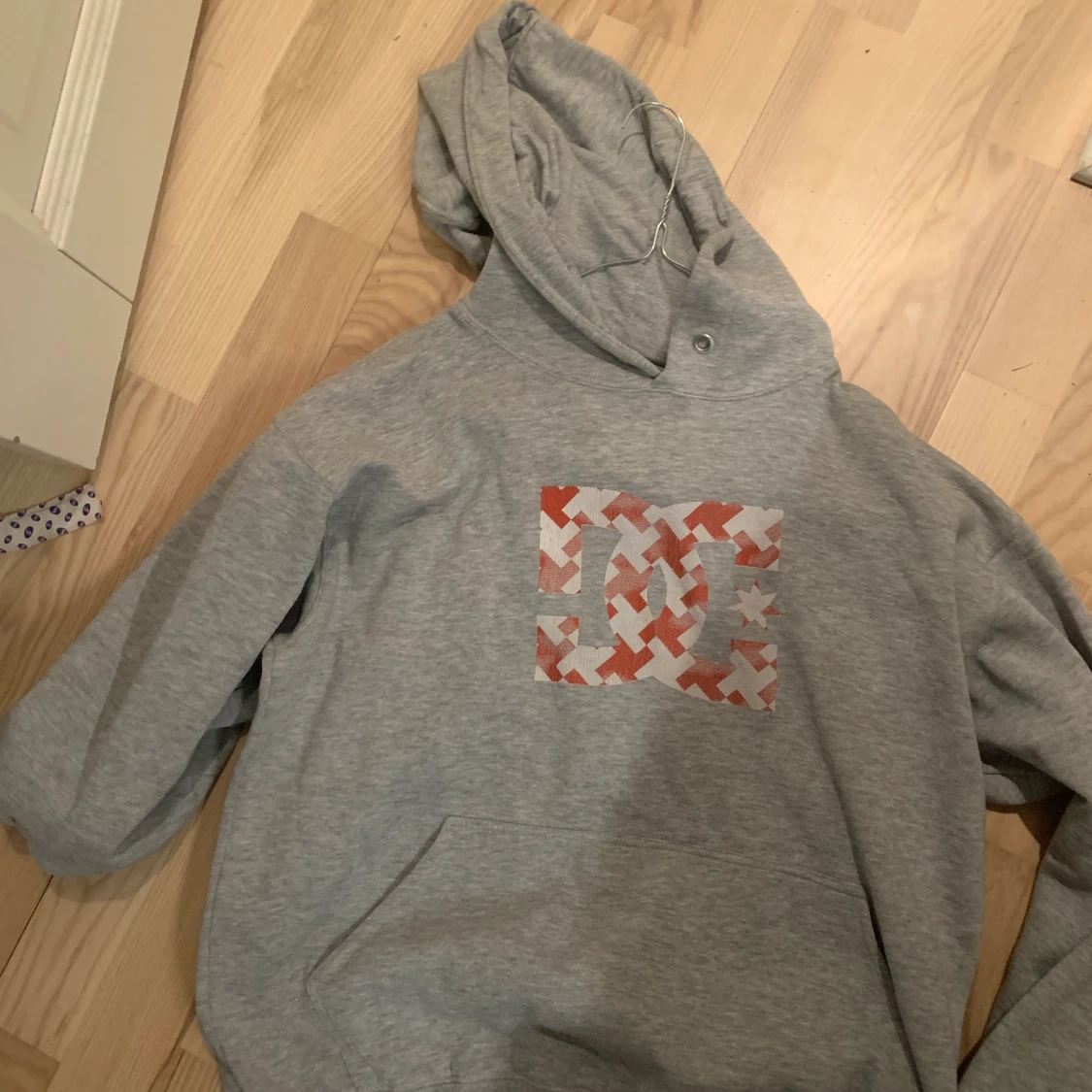 Hoodie från DC i fint skick  - 90