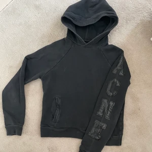 Acne hoodie - Ascool hoodie från acne.  Nypris är 2600kr. Säljer för 480kr då den börjar bli lite urtvättad, men har mycket kvar att ge. Storlek S men den är ganska liten i stoleken så mer som en xs. Om många är intresserade blir det budgivning. Köp direkt för 780kr💓💞