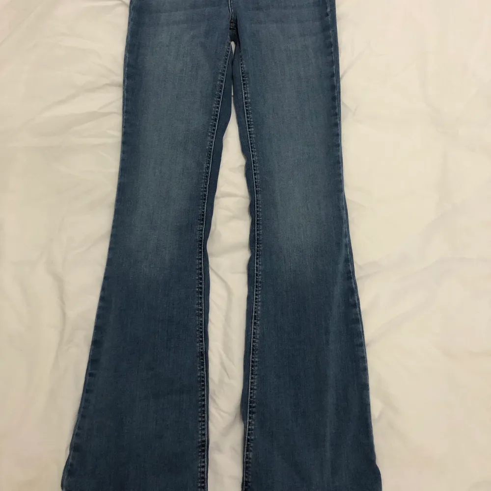 Säljer dessa jätte snygga Mid Waist Bootcut jeansen. De är aldrig använda och lapparna sitter kvar. Sitter jättebra på kroppen och är bra längd på mig som är 170. Skriv om ni vill ha fler bilder. . Farkut & Housut.